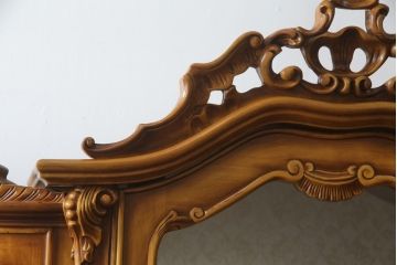 中古　美品!!　イタリア家具　繊細で優美な彫刻入りのロココ調キャビネット(キュリオケース、ガラスケース、ショーケース、飾り棚、店舗什器)(R-074527)