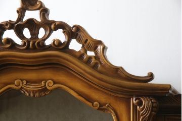 中古　美品!!　イタリア家具　繊細で優美な彫刻入りのロココ調キャビネット(キュリオケース、ガラスケース、ショーケース、飾り棚、店舗什器)(R-074527)