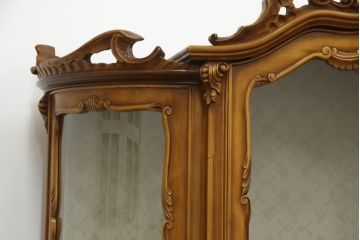 中古　美品!!　イタリア家具　繊細で優美な彫刻入りのロココ調キャビネット(キュリオケース、ガラスケース、ショーケース、飾り棚、店舗什器)(R-074527)