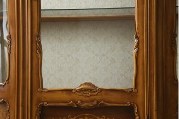 中古　美品!!　イタリア家具　繊細で優美な彫刻入りのロココ調キャビネット(キュリオケース、ガラスケース、ショーケース、飾り棚、店舗什器)(R-074527)