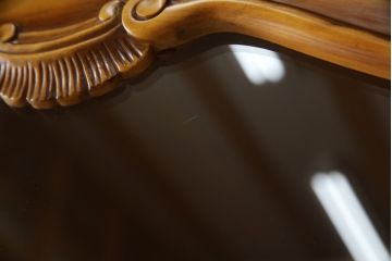 中古　美品!!　イタリア家具　繊細で優美な彫刻入りのロココ調キャビネット(キュリオケース、ガラスケース、ショーケース、飾り棚、店舗什器)(R-074527)