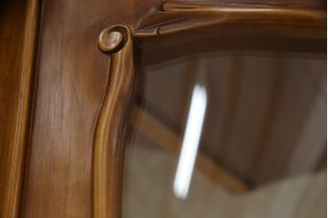 中古　美品!!　イタリア家具　繊細で優美な彫刻入りのロココ調キャビネット(キュリオケース、ガラスケース、ショーケース、飾り棚、店舗什器)(R-074527)