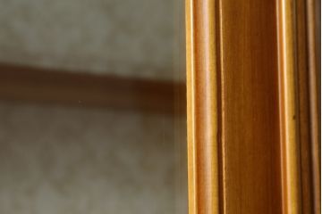 中古　美品!!　イタリア家具　繊細で優美な彫刻入りのロココ調キャビネット(キュリオケース、ガラスケース、ショーケース、飾り棚、店舗什器)(R-074527)