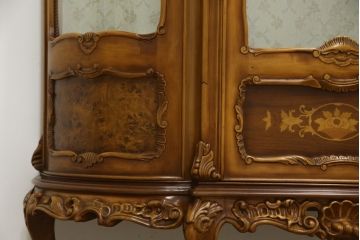 中古　美品!!　イタリア家具　繊細で優美な彫刻入りのロココ調キャビネット(キュリオケース、ガラスケース、ショーケース、飾り棚、店舗什器)(R-074527)