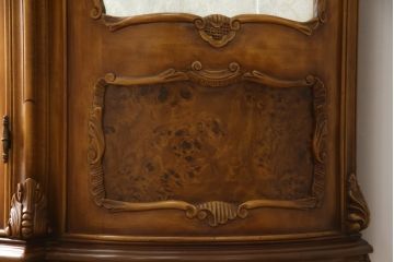 中古　美品!!　イタリア家具　繊細で優美な彫刻入りのロココ調キャビネット(キュリオケース、ガラスケース、ショーケース、飾り棚、店舗什器)(R-074527)