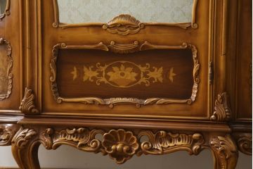 中古　美品!!　イタリア家具　繊細で優美な彫刻入りのロココ調キャビネット(キュリオケース、ガラスケース、ショーケース、飾り棚、店舗什器)(R-074527)