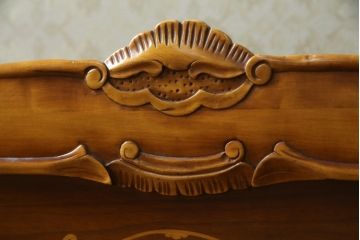 中古　美品!!　イタリア家具　繊細で優美な彫刻入りのロココ調キャビネット(キュリオケース、ガラスケース、ショーケース、飾り棚、店舗什器)(R-074527)