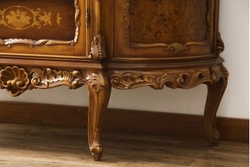 中古　美品!!　イタリア家具　繊細で優美な彫刻入りのロココ調キャビネット(キュリオケース、ガラスケース、ショーケース、飾り棚、店舗什器)(R-074527)