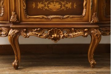 中古　美品!!　イタリア家具　繊細で優美な彫刻入りのロココ調キャビネット(キュリオケース、ガラスケース、ショーケース、飾り棚、店舗什器)(R-074527)
