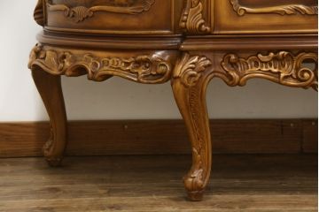 中古　美品!!　イタリア家具　繊細で優美な彫刻入りのロココ調キャビネット(キュリオケース、ガラスケース、ショーケース、飾り棚、店舗什器)(R-074527)