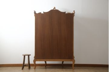 中古　美品!!　イタリア家具　繊細で優美な彫刻入りのロココ調キャビネット(キュリオケース、ガラスケース、ショーケース、飾り棚、店舗什器)(R-074527)