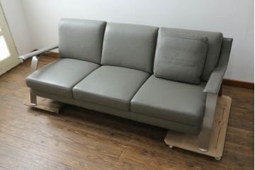 中古　短期使用2ヶ月　美品　KELVIN GIORMANI (ケルビンジョルマーニ)　Luxury Sofas　本革　シンプルでモダンなデザインが魅力的なクッション付き3人掛けソファ(レザー、3人掛けソファ、三人掛け、3P)(定価約40万円)(R-074529)