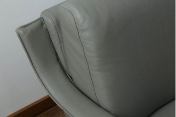 中古　短期使用2ヶ月　美品　KELVIN GIORMANI (ケルビンジョルマーニ)　Luxury Sofas　本革　シンプルでモダンなデザインが魅力的なクッション付き3人掛けソファ(レザー、3人掛けソファ、三人掛け、3P)(定価約40万円)(R-074529)