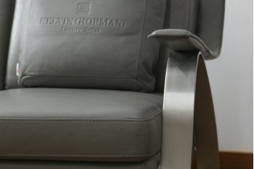中古　短期使用2ヶ月　美品　KELVIN GIORMANI (ケルビンジョルマーニ)　Luxury Sofas　本革　シンプルでモダンなデザインが魅力的なクッション付き3人掛けソファ(レザー、3人掛けソファ、三人掛け、3P)(定価約40万円)(R-074529)