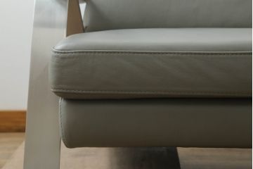 中古　短期使用2ヶ月　美品　KELVIN GIORMANI (ケルビンジョルマーニ)　Luxury Sofas　本革　シンプルでモダンなデザインが魅力的なクッション付き3人掛けソファ(レザー、3人掛けソファ、三人掛け、3P)(定価約40万円)(R-074529)