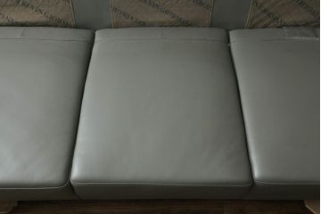 中古　短期使用2ヶ月　美品　KELVIN GIORMANI (ケルビンジョルマーニ)　Luxury Sofas　本革　シンプルでモダンなデザインが魅力的なクッション付き3人掛けソファ(レザー、3人掛けソファ、三人掛け、3P)(定価約40万円)(R-074529)