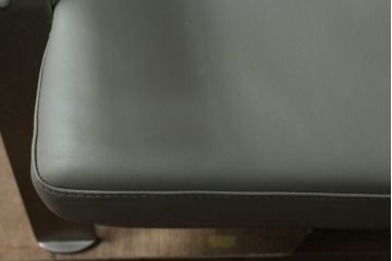 中古　短期使用2ヶ月　美品　KELVIN GIORMANI (ケルビンジョルマーニ)　Luxury Sofas　本革　シンプルでモダンなデザインが魅力的なクッション付き3人掛けソファ(レザー、3人掛けソファ、三人掛け、3P)(定価約40万円)(R-074529)