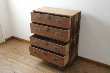 和製アンティーク　上手物!!　特注高級品!!　前面槐(えんじゅ)材　重厚感ある佇まいと金具の立派な二段重ね時代箪笥(重ね箪笥、和タンス、衣装たんす、整理箪笥、収納たんす、引き出し)(R-074531)