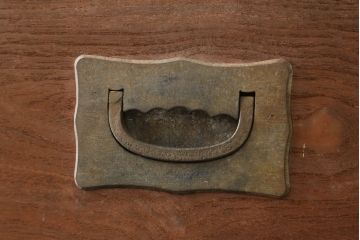 和製アンティーク　上手物!!　特注高級品!!　前面槐(えんじゅ)材　重厚感ある佇まいと金具の立派な二段重ね時代箪笥(重ね箪笥、和タンス、衣装たんす、整理箪笥、収納たんす、引き出し)(R-074531)