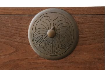 和製アンティーク　上手物!!　特注高級品!!　前面槐(えんじゅ)材　重厚感ある佇まいと金具の立派な二段重ね時代箪笥(重ね箪笥、和タンス、衣装たんす、整理箪笥、収納たんす、引き出し)(R-074531)