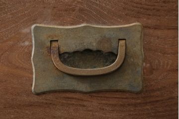 和製アンティーク　上手物!!　特注高級品!!　前面槐(えんじゅ)材　重厚感ある佇まいと金具の立派な二段重ね時代箪笥(重ね箪笥、和タンス、衣装たんす、整理箪笥、収納たんす、引き出し)(R-074531)