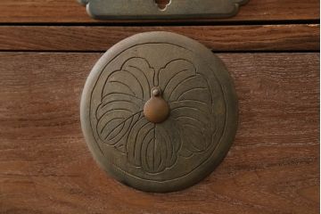 和製アンティーク　上手物!!　特注高級品!!　前面槐(えんじゅ)材　重厚感ある佇まいと金具の立派な二段重ね時代箪笥(重ね箪笥、和タンス、衣装たんす、整理箪笥、収納たんす、引き出し)(R-074531)