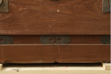 和製アンティーク　上手物!!　特注高級品!!　前面槐(えんじゅ)材　重厚感ある佇まいと金具の立派な二段重ね時代箪笥(重ね箪笥、和タンス、衣装たんす、整理箪笥、収納たんす、引き出し)(R-074531)