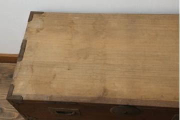 和製アンティーク　上手物!!　特注高級品!!　前面槐(えんじゅ)材　重厚感ある佇まいと金具の立派な時代箪笥ローボード(テレビ台、テレビボード、収納箪笥、衣装箪笥、和タンス、引き出し、ローチェスト)(R-074532)