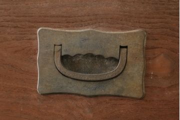 和製アンティーク　上手物!!　特注高級品!!　前面槐(えんじゅ)材　重厚感ある佇まいと金具の立派な時代箪笥ローボード(テレビ台、テレビボード、収納箪笥、衣装箪笥、和タンス、引き出し、ローチェスト)(R-074532)