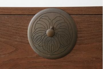 和製アンティーク　上手物!!　特注高級品!!　前面槐(えんじゅ)材　重厚感ある佇まいと金具の立派な時代箪笥ローボード(テレビ台、テレビボード、収納箪笥、衣装箪笥、和タンス、引き出し、ローチェスト)(R-074532)
