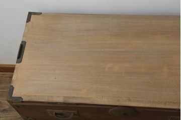 和製アンティーク　上手物!!　特注高級品!!　前面槐(えんじゅ)材　重厚感ある佇まいと金具の立派な時代箪笥ローボード(テレビ台、テレビボード、収納箪笥、衣装箪笥、和タンス、引き出し、ローチェスト)(R-074533)