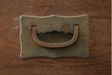 和製アンティーク　上手物!!　特注高級品!!　前面槐(えんじゅ)材　重厚感ある佇まいと金具の立派な時代箪笥ローボード(テレビ台、テレビボード、収納箪笥、衣装箪笥、和タンス、引き出し、ローチェスト)(R-074533)