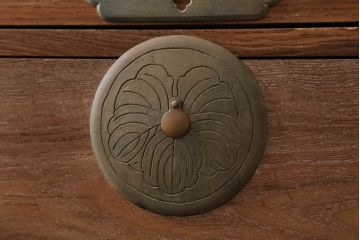 和製アンティーク　上手物!!　特注高級品!!　前面槐(えんじゅ)材　重厚感ある佇まいと金具の立派な時代箪笥ローボード(テレビ台、テレビボード、収納箪笥、衣装箪笥、和タンス、引き出し、ローチェスト)(R-074533)