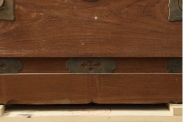和製アンティーク　上手物!!　特注高級品!!　前面槐(えんじゅ)材　重厚感ある佇まいと金具の立派な時代箪笥ローボード(テレビ台、テレビボード、収納箪笥、衣装箪笥、和タンス、引き出し、ローチェスト)(R-074533)