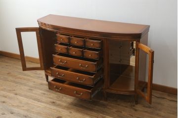 中古　美品!!　maruni(マルニ木工)　高級ライン ブリタニアシリーズ　サイドボード135　上品な佇まいが美しいサイドボード(サイドキャビネット、収納棚、戸棚、飾り棚、引き出し)(定価約100万円)(R-074535)