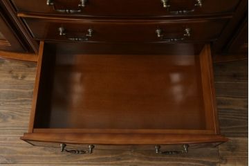 中古　美品!!　maruni(マルニ木工)　高級ライン ブリタニアシリーズ　サイドボード135　上品な佇まいが美しいサイドボード(サイドキャビネット、収納棚、戸棚、飾り棚、引き出し)(定価約100万円)(R-074535)