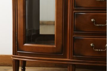 中古　美品!!　maruni(マルニ木工)　高級ライン ブリタニアシリーズ　サイドボード135　上品な佇まいが美しいサイドボード(サイドキャビネット、収納棚、戸棚、飾り棚、引き出し)(定価約100万円)(R-074535)