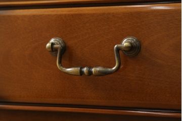 中古　美品!!　maruni(マルニ木工)　高級ライン ブリタニアシリーズ　サイドボード135　上品な佇まいが美しいサイドボード(サイドキャビネット、収納棚、戸棚、飾り棚、引き出し)(定価約100万円)(R-074535)