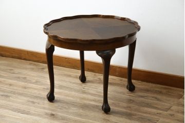イギリスアンティーク　Lloyd's Antiques(ロイズ・アンティークス)取り扱い　ウォールナット材　波打つ縁のデザインが愛らしいローテーブル(センターテーブル、コーヒーテーブル、ラウンドテーブル、サイドテーブル、英国)(R-074537)