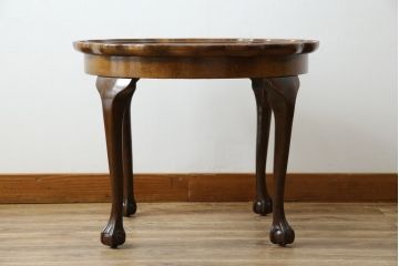 イギリスアンティーク　Lloyd's Antiques(ロイズ・アンティークス)取り扱い　ウォールナット材　波打つ縁のデザインが愛らしいローテーブル(センターテーブル、コーヒーテーブル、ラウンドテーブル、サイドテーブル、英国)(R-074537)