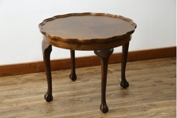 イギリスアンティーク　Lloyd's Antiques(ロイズ・アンティークス)取り扱い　ウォールナット材　波打つ縁のデザインが愛らしいローテーブル(センターテーブル、コーヒーテーブル、ラウンドテーブル、サイドテーブル、英国)(R-074537)