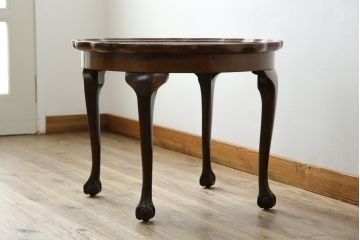 イギリスアンティーク　Lloyd's Antiques(ロイズ・アンティークス)取り扱い　ウォールナット材　波打つ縁のデザインが愛らしいローテーブル(センターテーブル、コーヒーテーブル、ラウンドテーブル、サイドテーブル、英国)(R-074537)