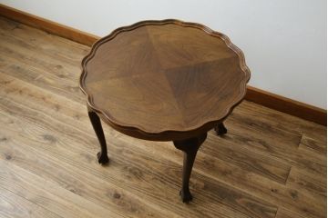 イギリスアンティーク　Lloyd's Antiques(ロイズ・アンティークス)取り扱い　ウォールナット材　波打つ縁のデザインが愛らしいローテーブル(センターテーブル、コーヒーテーブル、ラウンドテーブル、サイドテーブル、英国)(R-074537)