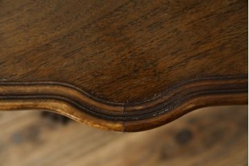 イギリスアンティーク　Lloyd's Antiques(ロイズ・アンティークス)取り扱い　ウォールナット材　波打つ縁のデザインが愛らしいローテーブル(センターテーブル、コーヒーテーブル、ラウンドテーブル、サイドテーブル、英国)(R-074537)