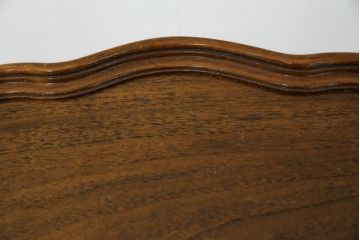 イギリスアンティーク　Lloyd's Antiques(ロイズ・アンティークス)取り扱い　ウォールナット材　波打つ縁のデザインが愛らしいローテーブル(センターテーブル、コーヒーテーブル、ラウンドテーブル、サイドテーブル、英国)(R-074537)