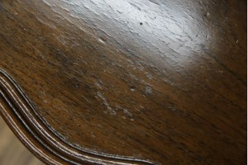 イギリスアンティーク　Lloyd's Antiques(ロイズ・アンティークス)取り扱い　ウォールナット材　波打つ縁のデザインが愛らしいローテーブル(センターテーブル、コーヒーテーブル、ラウンドテーブル、サイドテーブル、英国)(R-074537)