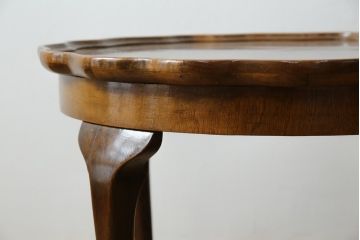 イギリスアンティーク　Lloyd's Antiques(ロイズ・アンティークス)取り扱い　ウォールナット材　波打つ縁のデザインが愛らしいローテーブル(センターテーブル、コーヒーテーブル、ラウンドテーブル、サイドテーブル、英国)(R-074537)