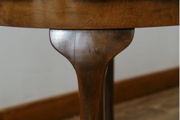 イギリスアンティーク　Lloyd's Antiques(ロイズ・アンティークス)取り扱い　ウォールナット材　波打つ縁のデザインが愛らしいローテーブル(センターテーブル、コーヒーテーブル、ラウンドテーブル、サイドテーブル、英国)(R-074537)