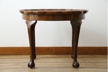 イギリスアンティーク　Lloyd's Antiques(ロイズ・アンティークス)取り扱い　ウォールナット材　波打つ縁のデザインが愛らしいローテーブル(センターテーブル、コーヒーテーブル、ラウンドテーブル、サイドテーブル、英国)(R-074537)