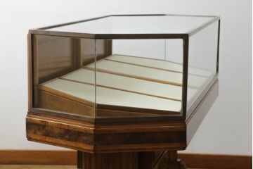 イギリスアンティーク　真鍮枠　引き出し付き　クラシカルな雰囲気を醸し出す木製ショーケース(ガラスケース、陳列棚、飾り棚、店舗什器、展示ケース、英国)(R-074538)